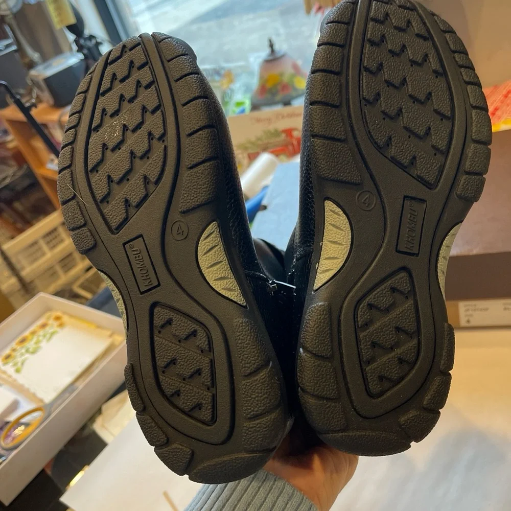 khombu boots child’s/ girl Size 4 Black , Winter Boots , Zipped Up Boots